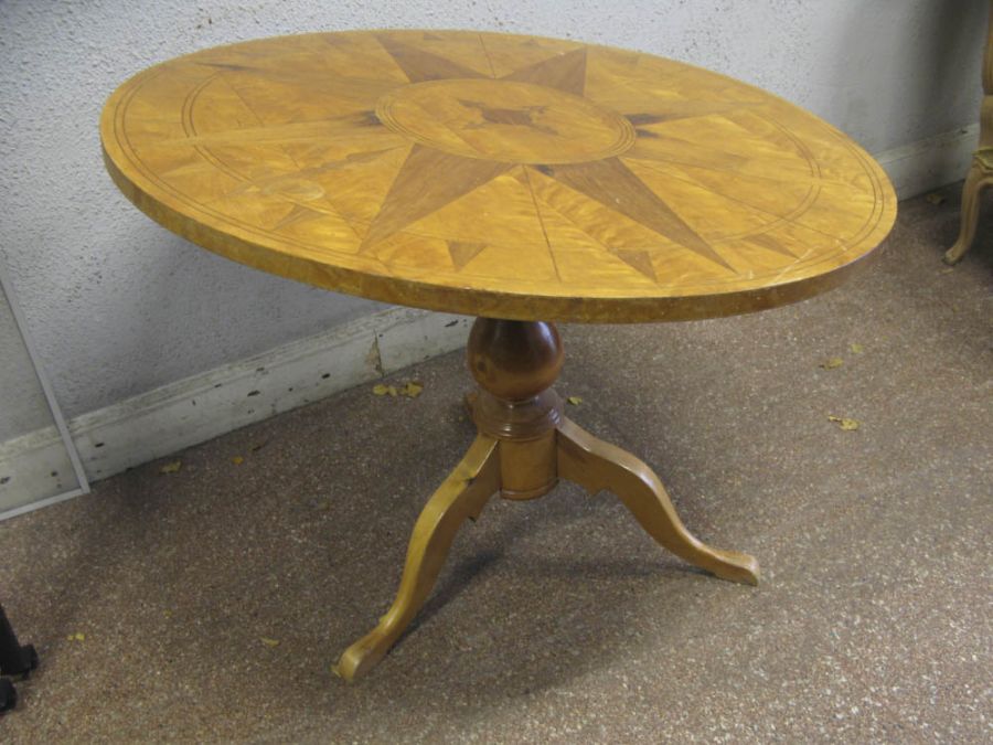 Fällbord, 1800 tal, intarsia med kompassros, diameter: 85 Soffbord Intarsia kompassros.